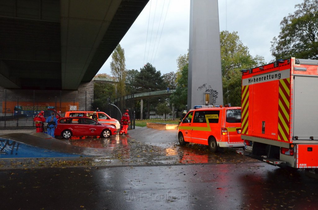 Einsatz BF Hoehenretter Koelner Seilbahn Hoehe Zoobruecke P2218.JPG